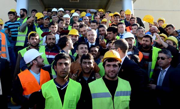 Vatandalarla bir sre sohbet eden Erdoan, daha sonra Betepe'de yapm devam eden yeni Babakanlk binasna gelerek, inceleme yapt.