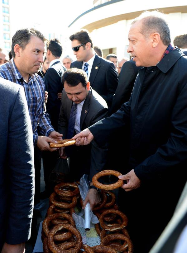 Erdoan, camiden ayrlrken, bahedeki simitiden ald simitleri vatandalara datt.