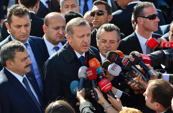 Babakan Recep Tayyip Erdoan, Cuma namazn Betepe Camii'nde kld. Babakan Erdoan, cami knda basn mensuplarnn gndeme ilikin sorularn cevaplandrd.