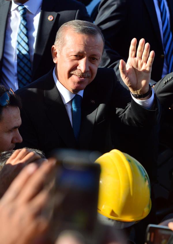 Babakan Recep Tayyip Erdoan, Cuma namaznn ardndan Betepe'deki yeni Babakanlk binasnn inaatn gezerek, yetkililerden bilgi ald.