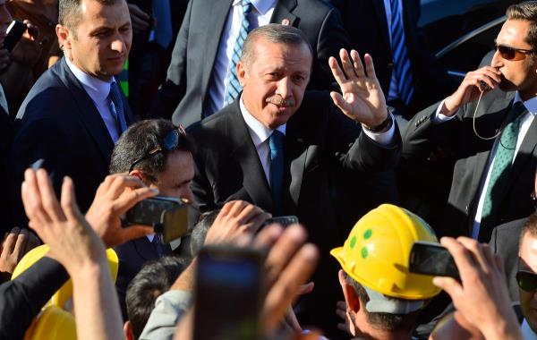 Babakan Recep Tayyip Erdoan, Cuma namaznn ardndan Betepe'deki yeni Babakanlk binasnn inaatn gezerek, yetkililerden bilgi ald.