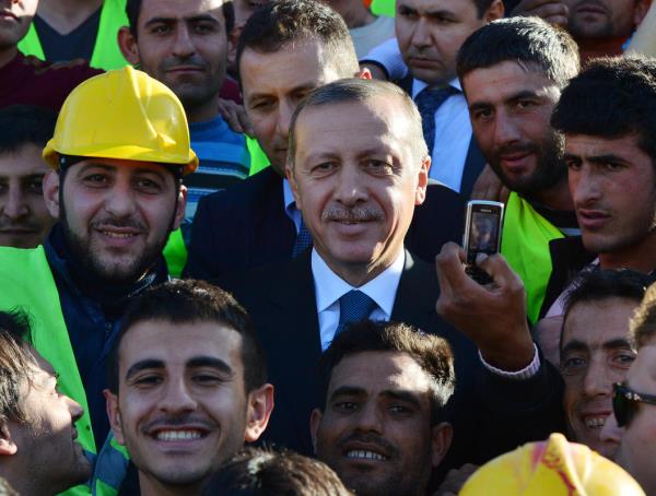 Babakan Erdoan, ziyaret sonras inaatta alan iilerle hatra fotoraf ektirdi.