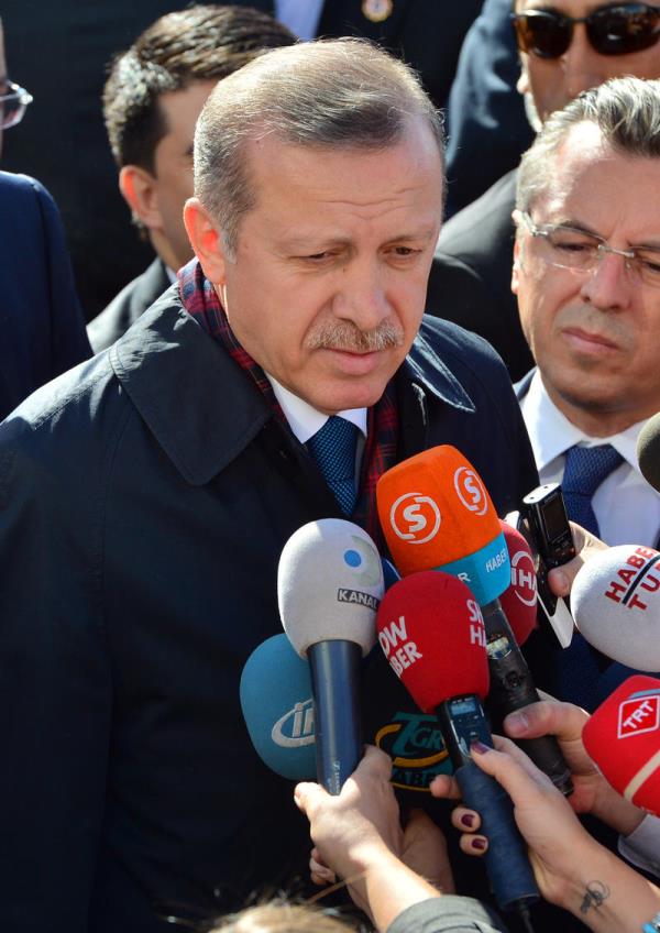 Babakan Recep Tayyip Erdoan, Cuma namazn Betepe Camii'nde kld. Babakan Erdoan, cami knda basn mensuplarnn gndeme ilikin sorularn cevaplandrd.