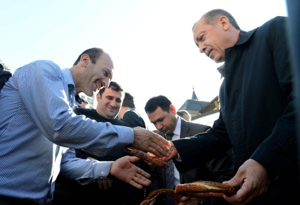 Erdoan, camiden ayrlrken, bahedeki simitiden ald simitleri vatandalara datt.