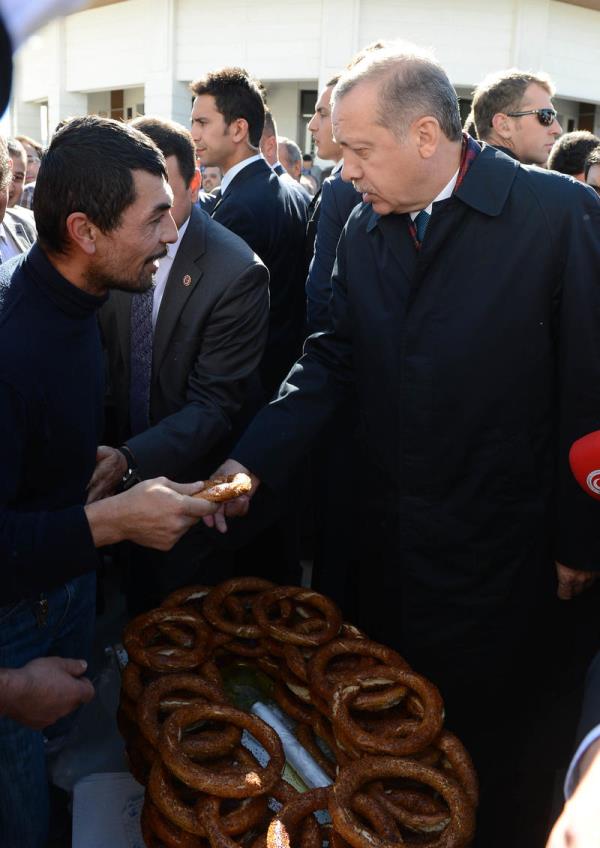 Erdoan, camiden ayrlrken, bahedeki simitiden ald simitleri vatandalara datt.