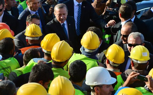 Babakan Recep Tayyip Erdoan, Cuma namaznn ardndan Betepe'deki yeni Babakanlk binasnn inaatn gezerek, yetkililerden bilgi ald. Babakan Erdoan, inaatta alan iilerle sohbet etti.