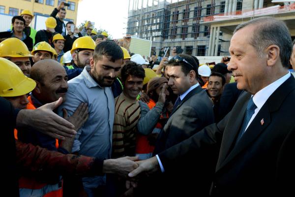 Vatandalarla bir sre sohbet eden Erdoan, daha sonra Betepe'de yapm devam eden yeni Babakanlk binasna gelerek, inceleme yapt.