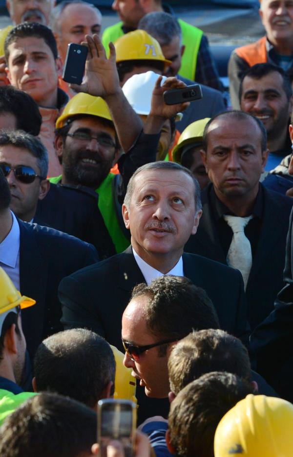 Babakan Recep Tayyip Erdoan, Cuma namaznn ardndan Betepe'deki yeni Babakanlk binasnn inaatn gezerek, yetkililerden bilgi ald.