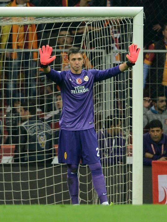 Sabri'nin geri pasysa ibretlikti valla. Ayak ii deil de ayak d veya stle vursa temiz gol atacakt kendi kalemize