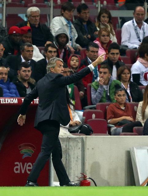 Ilk defa Sabri'nin yeteneksiz olduuna sevindim. Yetenekli insan o mesafeden o kaleyi skalayamazd.