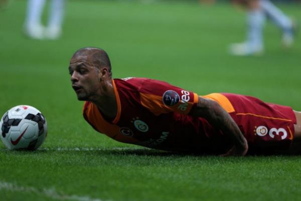 Sabri efsane adamsin. Ibretlik bir orneksin. Futbolun F sinden haberi olmayip hem GS de hem milli takimda oynuyorsun. Tarihe gectin!!