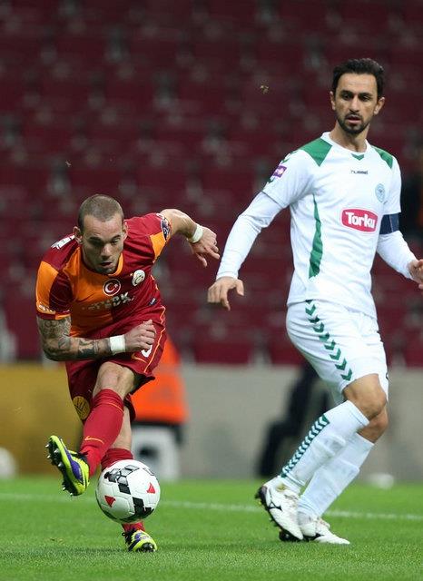 <b>Sabri Sarolu (geri pas iin):</b> "Altyapda hibir zaman kalenin iine doru atma demilerdi. Allahtan kalenin dna doru attm gol olmad"