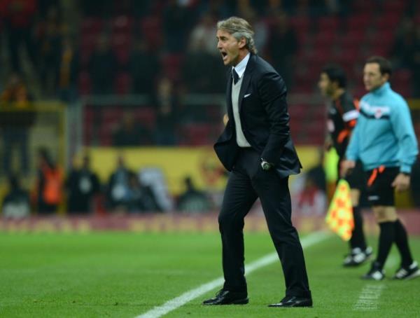 Sabri bazen sahada topla ne yapyorsun bende anlamyorum