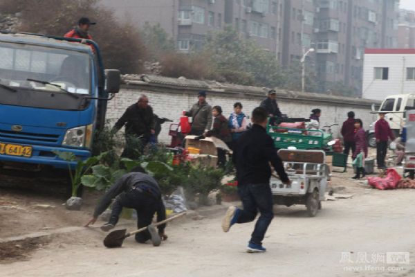 Tabancalarn eken polislere krek ve sopalarla elik eden mahalle halknn geride brakt fotoraflar ise sze gerek brakmad.