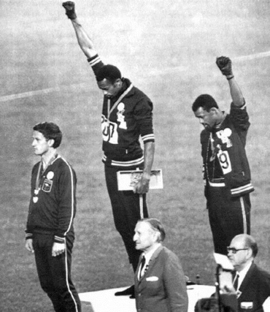 1968'deki Olimpiyat Oyunlar'nda ilk iki sray alan Afro-Amerikan atletler Tommie Smith ve John Carlos, sa kollarn yumruk yapp havaya kaldrarak yaptklar dnyadaki dier siyahi kardelerine selam verip protesto yapmt. Sonu: Her iki atlet de msabakalardan men edildi.