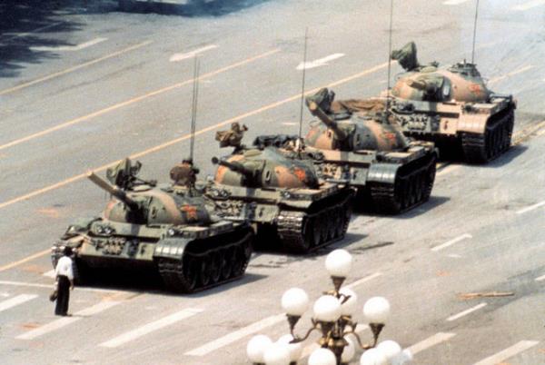 1989 ylnda in'de Tiananmen Meydan'nda gerekleen protestolar srasnda bir sembol haline gelen Tank Adam'n fotoraf.