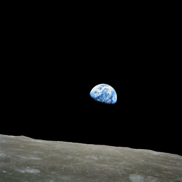 Apollo 8 astronotlarndan William Anders tarafndan 1968'te ekilen bu kare dnyaya bakmz bir anda deitirdi.