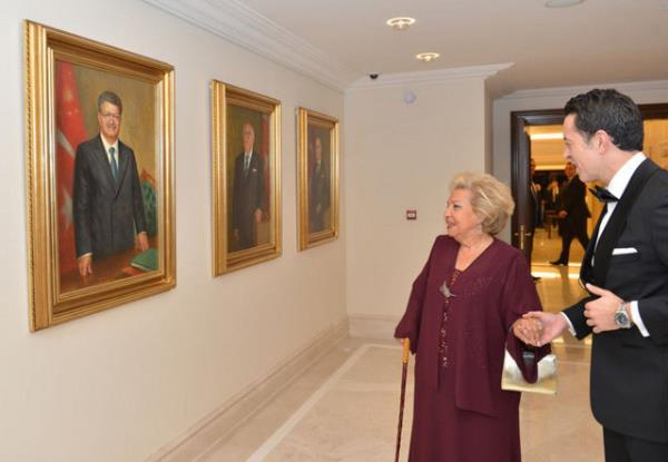 <p><b>MERHUM ZAL'IN TABLOSU, EN DUYGULANDIRDI</b></p>   Turgut zal'n vefatndan 20 yl sonra ilk defa Kk'e giden ei Semra zal'a, almalar hakknda bilgi verildi.