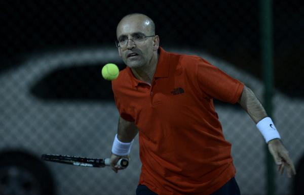 Baka bir gazetecinin, Vahit Kiler'in, "Bitlis'e denek artrlsn diye ma verdik" dediini ansatmas zerine,  Bakan imek, "Man denekle alakas yok. Galibiyetimize glge drlmesin. Aln terimizle aldk" diye konutu.