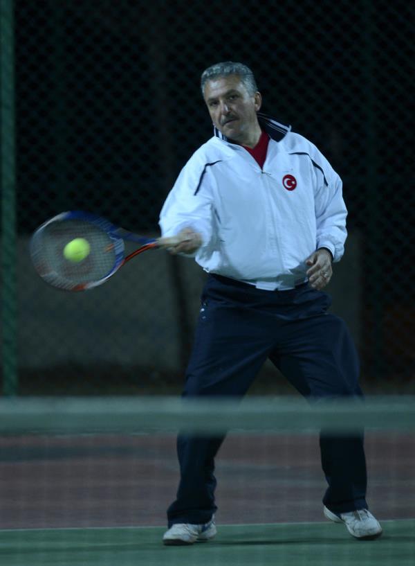 Fatma ahin'in ei zzet ahin de bir gazetecinin "geen yl einiz korta gelip size destek vermiti. Bu yl kendisini gremedik" demesi zerine, glerek, "Yokluunu hissettim" dedi.