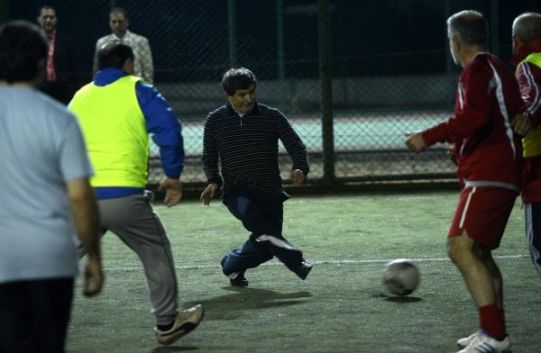 Rakip takmn kalecisinin ok iyi olduunu belirten Davutolu, "Savunmadaki Osman ok iyi. Gemek mmkn deil" ifadesini kuland. Davutolu, bir gazetecinin gol vurularnda sknt olduunu belirtmesi zerine, "Sk bir markaj vard" dedi.