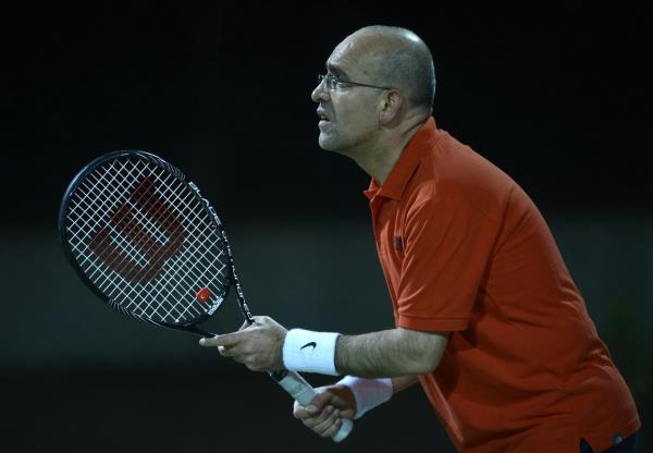 Kabine arkadalarndan Kalknma Bakan Cevdet Ylmaz, Orman ve Su leri Bakan Veysel Erolu, Gda Tarm ve Hayvanclk Bakan Mehdi Eker, eski Milli Eitim Bakan mer Diner'in tenise balamasnda etkili olduunu kaydeden imek, Genlik ve Spor Bakan Suat Kl'n da tenis oynadn, kabinede tenis oynayanlarn saysnn giderek arttn anlatt.