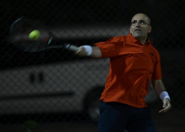 Maliye Bakan Mehmet imek, Aile ve Sosyal Politikalar Bakan Fatma ahin'in ei zzet ahin, eski stanbul milletvekili Mehmet Deniz Olgun ve Bitlis Milletvekili Vahit Kiler, tenis ma yapt. Mehmet imek ile Mehmet Deniz Olgun'un rakibi zzet ahin oldu.