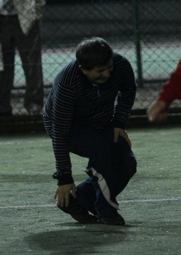 Dileri Ahmet Bakan Davutolu, Ak Parti stanbul Milletvekili Hakan kr ve baz Ak Partili vekiller, Ak Parti 21. stiare ve Deerlendirme Toplants iin bulunduklar Kzlcahamam'da futbol ma yapt. Bakan Davutolu bir pozisyon sonras sakatlanarak oyunu terketti.