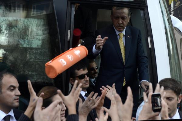 Babakan Recep Tayyip Erdoan, Kzlcahamam'da katld bir dizi program sonras ehir merkezinde dolat. Babakan Erdoan, otobsten eitli hediyeler datt