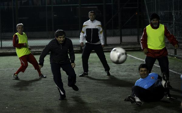 AK Parti'nin Kzlcahamam kampnda, baz bakan ve milletvekilleri bo zamanlarn tenis ve futbol oynayarak deerlendirdi. ekimeli geen msabakalarda, renkli grntler yaand.