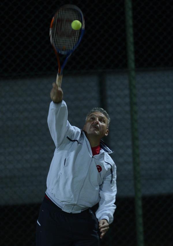 Bir gazetecinin, "Siyasette mi yoksa kortlarda m iddialsnz" sorusu zerine de imek, "Siyasetteki iddiamz hizmet noktasnda. Elimizden geleni yapyoruz. Kortlardaki amacmz ise terlemek. Maksat hasl oldu" eklinde konutu.