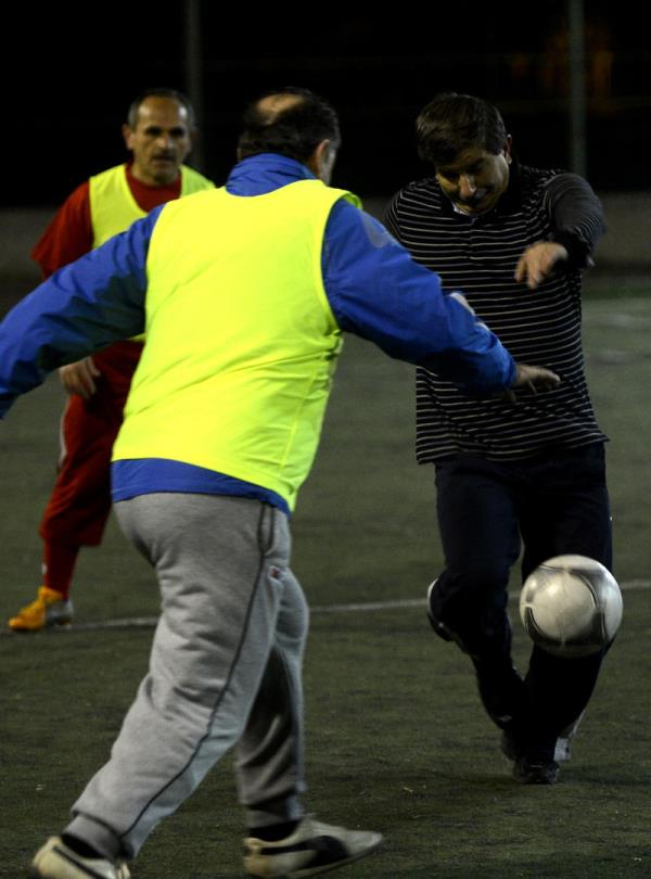 Man ikinci yarsnn ortalarnda sahadan ayrlan ve mala ilgili gazetecilere deelendirmede bulunan Davutolu, senelerdir futbol oynamadn, bu nedenle biraz idmansz sahaya ktn syledi.