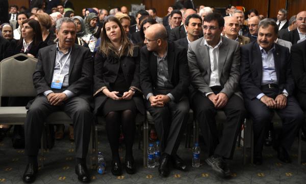 AK Parti 21. stiare ve Deerlendirme Toplants, Ankara'nn Kzlcahamam ilesinde balad. Al toplantsna, Babakan Yardmcs Blent Arn (solda), Maliye Bakan Mehmet imek (sol 3) ve ei Esra imek (sol 2), Kalknma Bakan Cevdet Ylmaz (sa 2) ile Orman ve Su leri Bakan Veysel Erolu (sada) da katld.