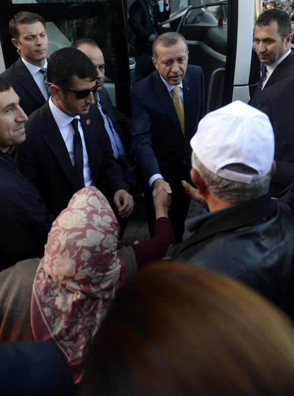 Babakan Recep Tayyip Erdoan, Kzlcahamam'da katld bir dizi program sonras ehir merkezinde dolat. Babakan Erdoan, zaman zaman otobsten inerek vatandalarla sohbet etti.
