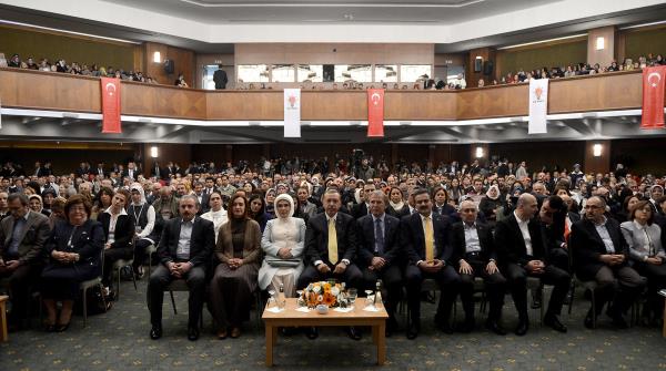 AK Parti Genel Bakan ve Babakan Recep Tayyip Erdoan, ei Emine Erdoan ile birlikte, partisinin Ankara'nn Kzlcahamam ilesinde dzenlenen 21. stiare ve Deerlendirme Toplants'na katld. Toplantda, Babakan Yardmcs Beir Atalay, Aile ve Sosyal Politikalar Bakan Fatma ahin ile AK Parti Genel Bakan Yardmclar Mehmet Ali ahin, Ekrem Erdem, sleyman soylu ve Mustafa entop da yer ald