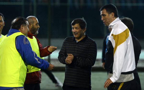 Hakan kr de Bakan Davutolu ile ayn takmda ksa ve uzun boylu iki forvet olarak iyi oynadklarn belirterek, "Sayn bakan ilk defa seyrediyorum. yi bir transfer oldu" ifadesini kulland.