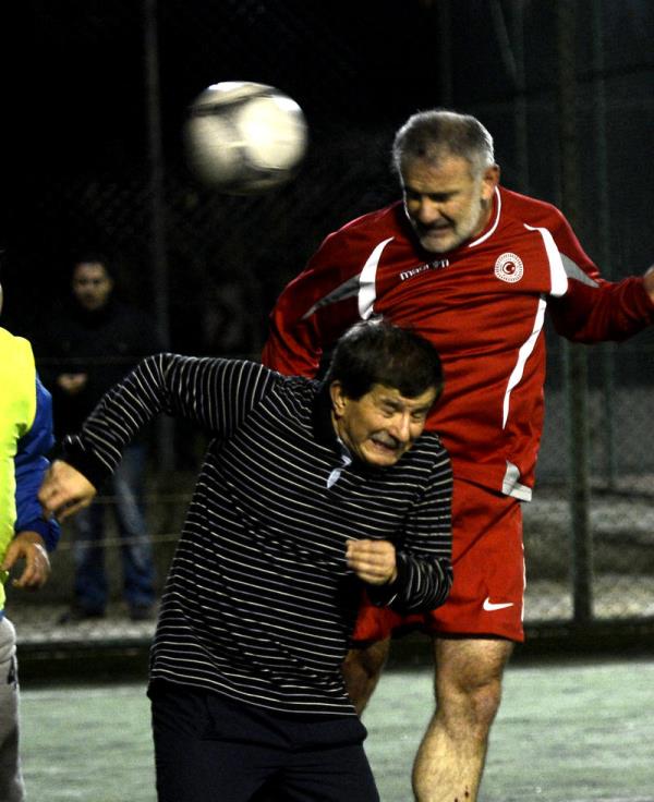 Bakan Davutolu ve Hakan kr'n takm, AK Parti Genel Bakan Yardmcs Sleyman Soylu'nun da yerald takma 12-6'lk bir skorla yenildi.