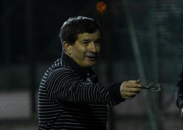 AK Parti'nin Kzlcahamam kampnda baz bakan ve milletvekilleri bo zamanlarn tenis ve futbol oynayarak deerlendirdi