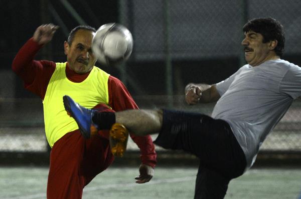 Dileri Bakan Ahmet Davutolu ve Hakan kr'n de aralarnda bulunduu baz milletvekilleri ise futbol ma yapt.