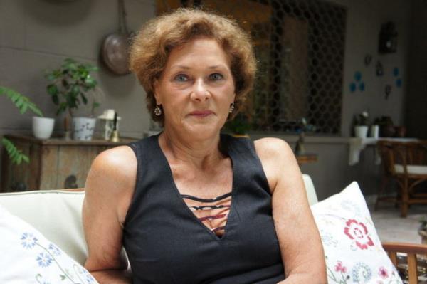 <p><b>FAZLE BRAHM BERNARD</b></p>   Sultan Vahideddin'in kznn, Halife Abdlmecid Efendi'nin olunun torunu Paris'te dnyaya geldi, Msr'da byd, sonra tekrar Paris'e dnd. 16 yandayken, kendisinden alt ya byk olan Irak'n nc ve son kral Faysal'la nianland. Evleneceklerdi ama kral ve ailesi ldrld. u an eski brokrat ve yazar Jean Alphonse Bernard'la evli. Benim adm Fazile brahim. Bilenler biliyor prenses olduumu, bilmeyenler iin de aklama gerei duymuyorum. Televizyonda imdilerde Hrrem Sultan hakknda bir dizi varm, ben grmedim, grecek de deilim. Herkes bana felaket olduunu syledi. Bir kere bayaln son perdesinde, ikincisi hep yanllar varm. nsanlarn giysileri, dekor, konuma tarz? Her ey yanlm. Nianlm Kral Faysal ile iyi anlayorduk. Bu vahi katliam beni uzun bir sre mahvetti. Filozof deilim. Ama kaliteli bir yaam srmek, kendini tanmak nemli. nsan kendisini yava yava tanyor.