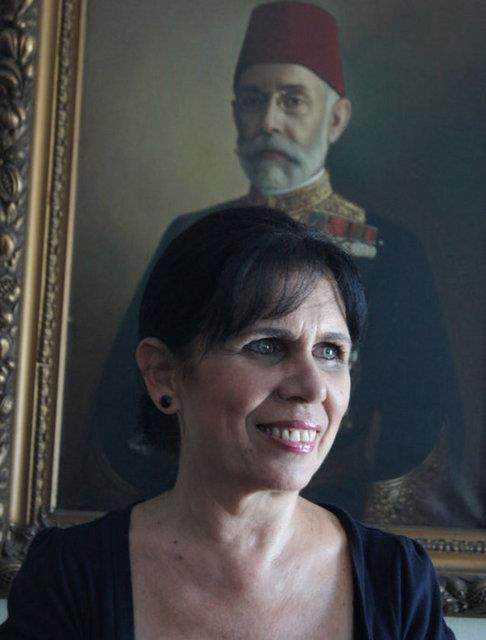 <p><b>RESAN RS</b></p>   V. Murad'n torununun kz 1956'da stanbul Bebek'te bir yalda dodu. Saint Benoit Fransz Lisesi'ni bitirdi. ki ocuk annesi. stanbul'da yayor, antikacda alyor. Osmanllar arasnda en hayran olduu kadn Hrrem Sultan. Kkken bir yaramazlk yaptn zaman "Terbiyeli ol, sen prensessin, sen yapamazsn, sen herkes gibi deilsin" gibi konumalar geiyordu. Herkes gibi olmak istiyordum. Osmanl ailesinin en sevdiim zellii terbiye ve nezaketleri. Ama bunu ancak babamn jenerasyonunda grebilirdiniz. Sonradan ad skandallara karan, sevgililerle, olur olmadk kiilerle anlanlar var. Babam ldkten sonra 40 yanda hayatta tek bama kaldm.