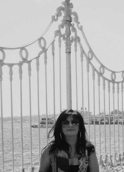 <p><b>PERHAN SAADEDDN</b></p>   Sultan Abdlaziz'in torununun kz 1963'te dodu. Beyrut'ta byd. Abu Dabi'de yayor. Uzun yllar bankaclk yapt, imdi bir bykelilikte alyor. Evlenmedi, ocuu yok. Babam bize saray terbiyesini retti. Televizyon karsnda otursak bile klk kyafetimize zen gstermemizi isterdi. Damarlarnzda akan kann kutsanm olduunu fark ettiinizde bu ayrcalktan dolay gemiinize daha ok sayg gsterme gerei hissediyorsunuz.