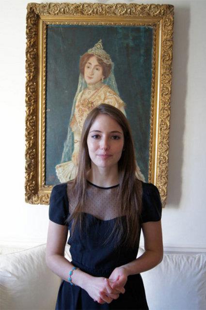 <p><b>LARA ADRA Sultan</b></p>   II. Abdlhamid'in torununun torununun kz 1986'da Lbnan'da dodu. Fransa'da ekonomi okudu. ABD'de finans zerine yksek lisans yapt. Paris'te yayor ve bir bankada alyor. Annesi Rus asll Fransz Nadia Bogaievski. Trke konuamyor. Kendisi gibi Paris'te yaayan Kenize Murad ve Fazile brahim Bernard' ismen biliyor. Babam stanbul'a anneannesi ve annesiyle gitmi. Dolmabahe Saray'n ziyaret etmiler. Anneannesi ona kk bir yatak odas gstermi. Orada bir dmeye basm, gizli bir kap alm. Sarayn mdr bile arm. nk ocukluundan beri biliyormu o dmeyi. Vatandalk iin bavurmak istemiyoruz ama teklif gelirse kabul ederiz. O zaman Trk vatandal iin bavuran bir turistten ne farkm olacak? Ben Trkm zaten.