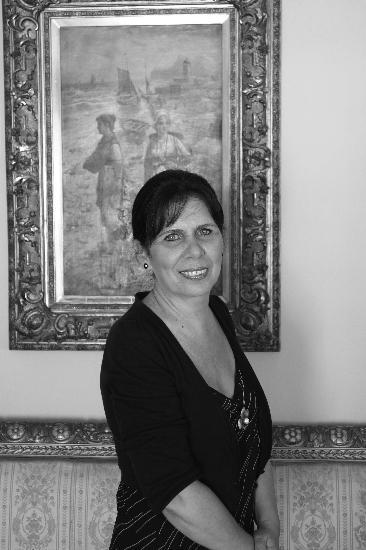 ki ocuk, maddi sorunlar. Hi almamtm. Gayrimenkullerimiz vard, sata sata geindik. Artk bir ey kalmad. imdi Ali'nin klahn Veli'ye, Veli'nin klahn Ali'ye eklinde bir yaam. Kaynvalidemle ok iyi anlardk. Bir kere Bursa'ya gidiyorduk. Bir etek giymiim, vapurda fark ettim ki kenar skk. Aman Allahm nasl giymiim, grmemiim. imde de siyah jpon var. Kaynvalidem yanndakilerle sohbet ederken, "Gelinim hanedan" dedi. Sonra kaynvalideme, "Niye syledin, ya eteimin yrtn grselerdi" dedim.