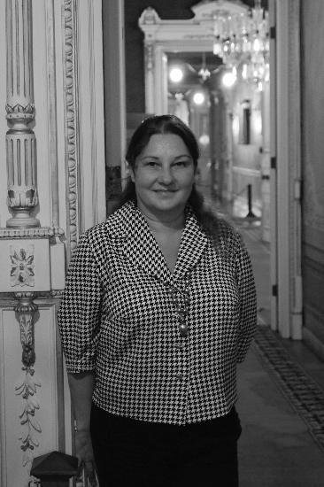 <p><b>ARZU ENVER EROAN</b></p>   Sultan Abdlmecid'in torunu Naciye Sultan ile Enver Paa'nn olu Ali Enver'in kz 1955'te Napoli'de dodu. lk evliliinden bir olu var. stanbul'da bir alveri merkezinde antika maazas iletiyor. 11 yandayken hl azma yemek veriliyordu. Dadlarla bymek insana eziklik getiriyor, ok yalnz oluyorsunuz. Ben o dnem, yanl anlalmasn ltfen, ilkokuldayken ne kadar kapc ocuu varsa onlarla arkada olurdum. Babama ok ters gelirdi. Sultan olmuum, u olmuum, bu olmuum. Ne olacak ki? Bizde o ilere merakl olanlar, sultan olmayp da "Sultanm" diye gezenler var. Bu titrin kavgasn veriyorlar. Memleketimi seviyorum. Trkm ama ksmen de Osmanlym. Hl aklm Osmanl'da onu da itiraf edeyim. Keke o grkemli gnlere geri dnlse, padiahlkla demiyorum, sadece dnya stndeki Osmanl imajnn geri gelmesi anlamnda. Dedemiz Enver Paa'y hep kahraman olarak grdk. Bundan da bir adm geri atmayz.