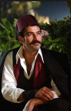 <P>Yakkl oyuncu Kenan mirzalolu, dizilerdeki baars kadar zel hayatndaki bilinmeyenleriyle de hayranlk yaratyor.</P>