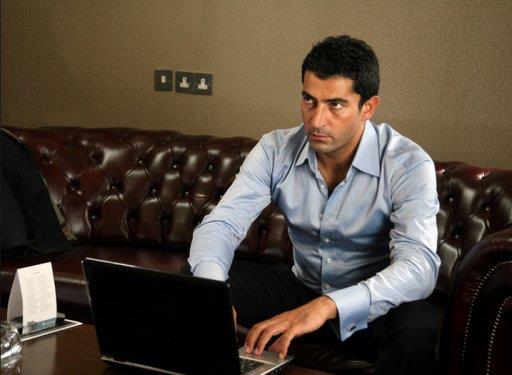 <P>Rol ald 'Karaday' dizisinde mahallenin delikanls rolndeki mirzalolu, evinin bulunduu Cihangir'in de Karaday's oldu.</P>