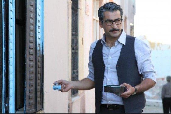 <P>Daha nce semtteki bir okula gizlice 20 bin liralk yardmda bulunan oyuncunun semtteki camilerin de kapsn alp "Bir eksiiniz var m?" diye sorduu renildi.</P>