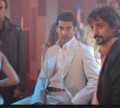 <P>Oyuncu yaptklarn gizlemeye alsa da btn mahalle onun yardmseverliini konuuyor.</P>