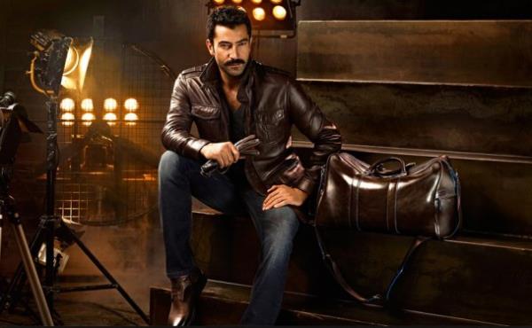 <P>Getiimiz aylarda Cihangir'de bir ilkretim okulu yetkilileri semtte oturan nllerden destek istemilerdi. Birok nl isim elini cebine atmazken Kenan mirzalolu, hi dnmeden 20 bin lira destek vermiti.</P>